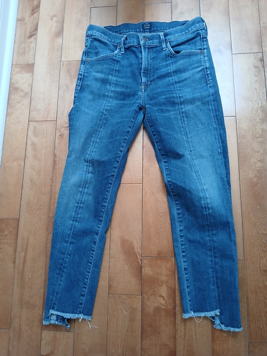 Citizens Of Humanity Denim - Citizens of Humanity Mid Wash Straight-Leg Jeans with Asymmetrical Hem